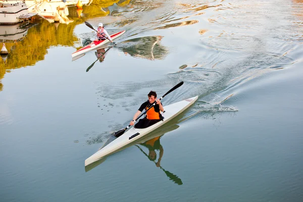 Giovane atleta in canoa — Foto Stock