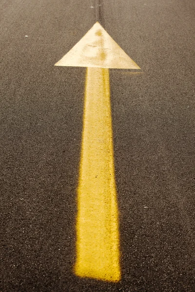Freccia gialla su asfalto — Foto Stock