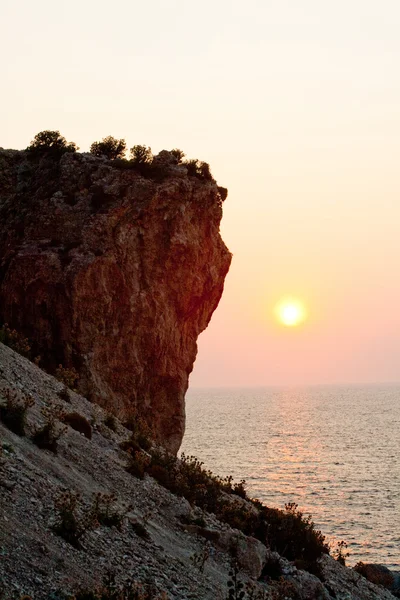 Скеля біля моря — стокове фото