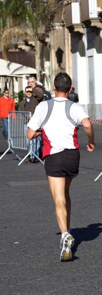 Человек бежит - марафон — стоковое фото