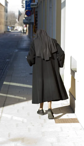 Nun on the street — Stockfoto