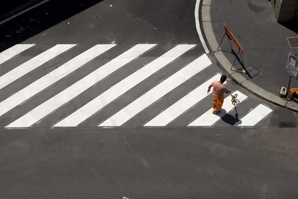Worker on the pedestrian crossing — Stockfoto