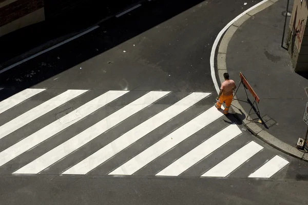 Worker on the pedestrian crossing — Stockfoto