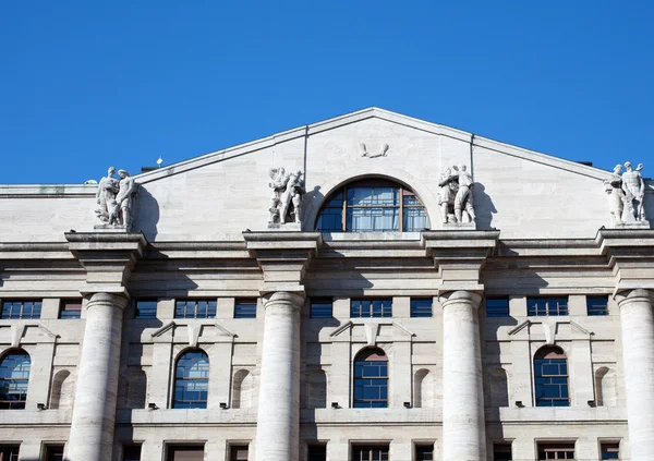 Palazzo della borsa. Edificio de intercambio en el cielo dramático, Milán —  Fotos de Stock