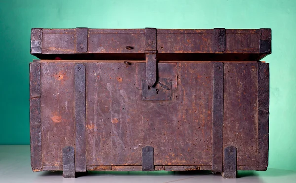 Antique wooden trunk — Stock Photo, Image