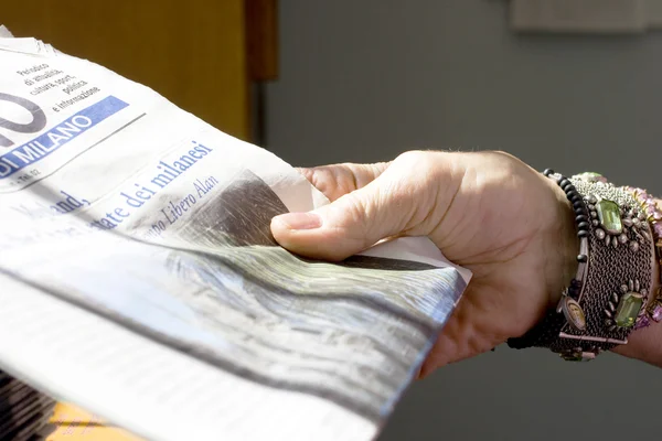 Reading a newspaper — Stock Photo, Image