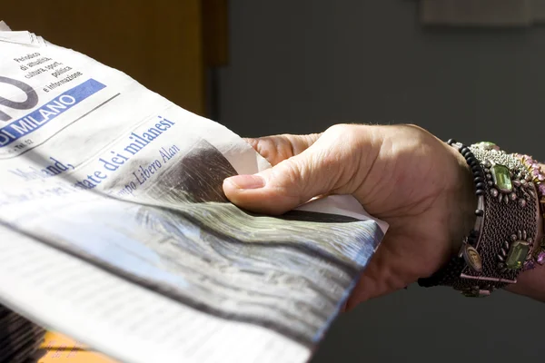 Reading a newspaper — Stock Photo, Image