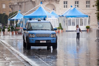 İtalyan polis arabası yağmur altında