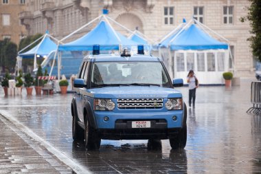İtalyan polis arabası yağmur altında