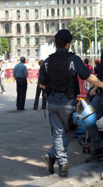 kurşun geçirmez yelek ile polis