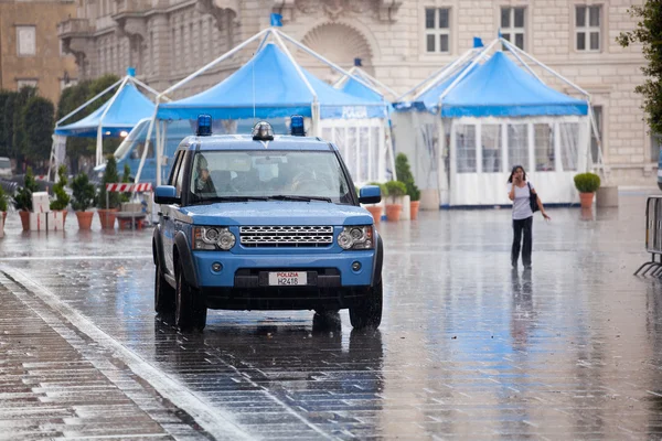 Carro de polícia italiano sob a chuva — Fotografia de Stock