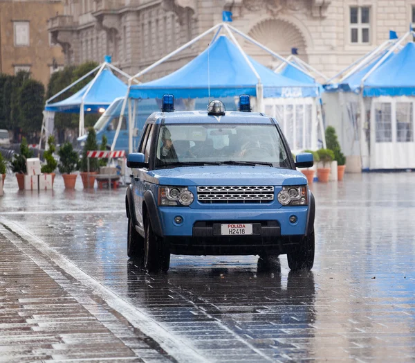 Italiaanse politieauto onder de regen — Stockfoto