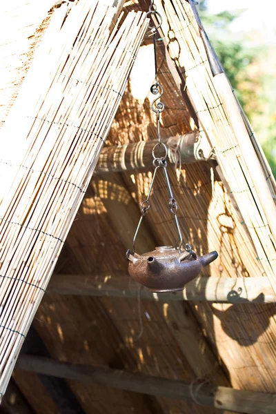 Wasserkocher in einer alten Hütte — Stockfoto