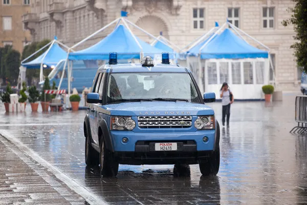 Italiaanse politieauto onder de regen — Stockfoto