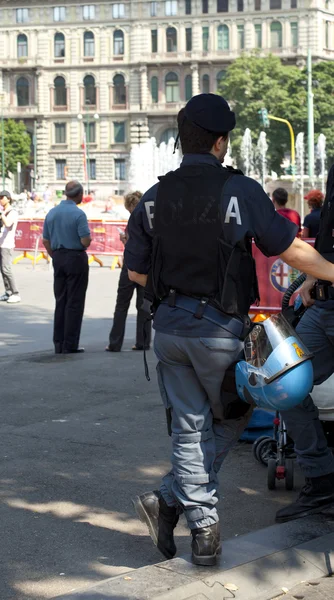 Policía con chaleco antibalas —  Fotos de Stock