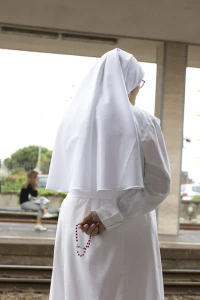 Nonne in Weiß — Stockfoto