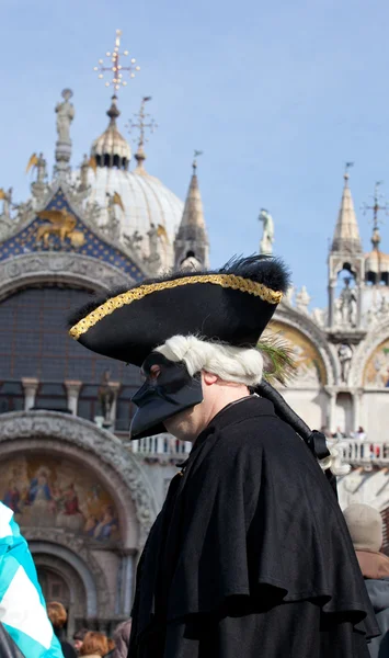 威尼斯狂欢节戴三角帽的男人 — 图库照片