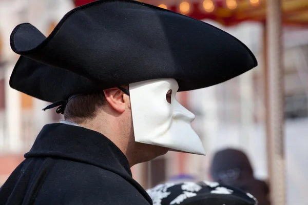 Homem com chapéu de galo, carnaval de Veneza — Fotografia de Stock
