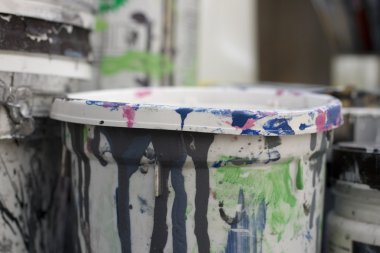 boya kirli plastik kaplar