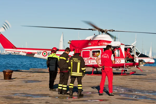 Helikopter ve İtalyan firemans — Stok fotoğraf