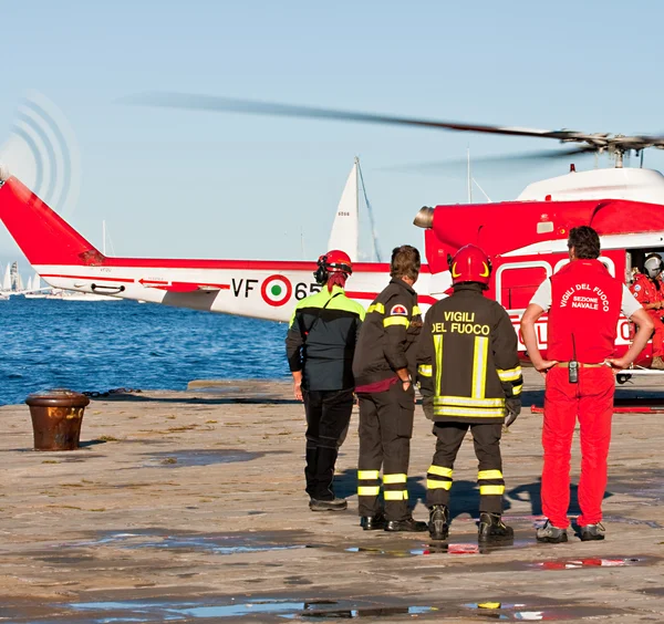 Hélicoptère et pompiers italiens — Photo