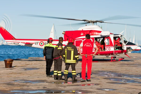 Вертолеты и итальянские пожарные — стоковое фото