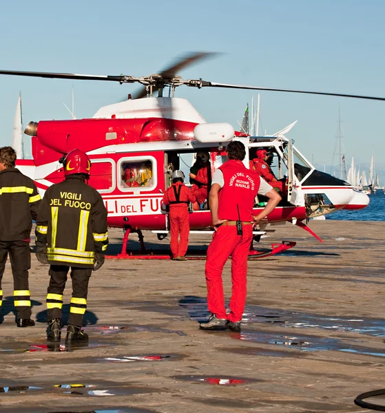 直升机和意大利把消防队员 — 图库照片