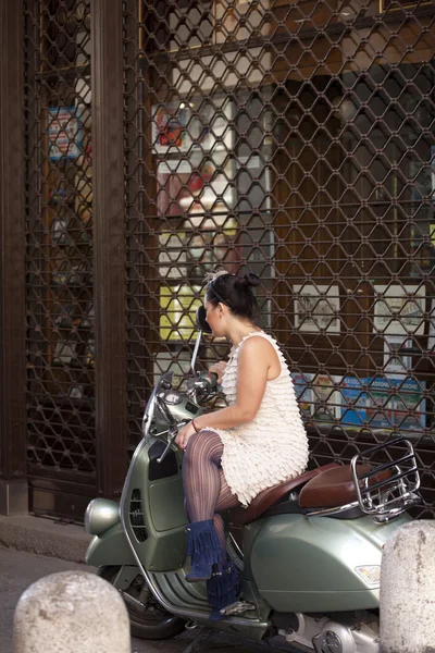 Mujer en un scooter — Foto de Stock