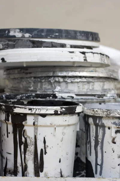 Verschmutzte Kunststoffbehälter mit Farbe — Stockfoto