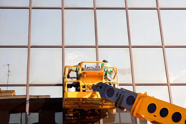 Homens limpando janelas — Fotografia de Stock