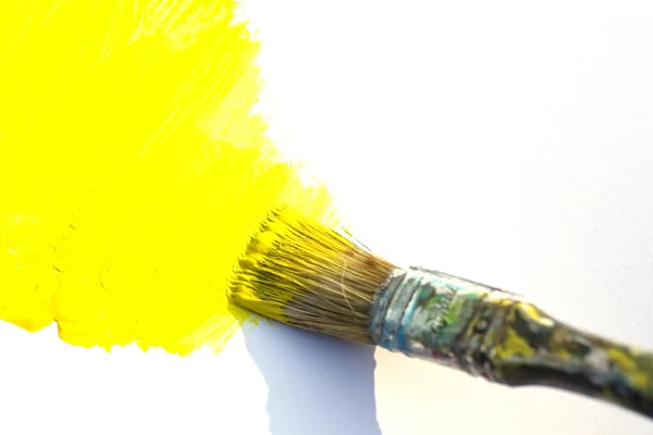 Penseel met gele kleur — Stockfoto