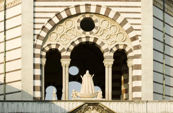 Estátua da Virgem Maria, Cemitério Monumental em Milão — Fotografia de Stock