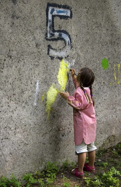 Barn målning på väggen — Stockfoto
