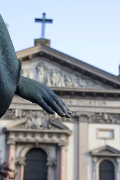 Рука бронзовой статуи — стоковое фото
