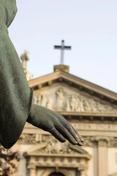 Main d'une statue en bronze — Photo