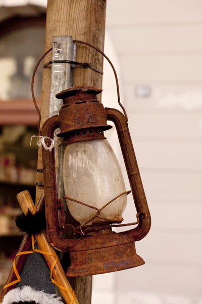 Старый ржавый фонарь — стоковое фото