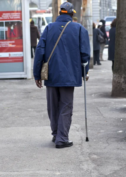松葉杖を持つ男 — ストック写真