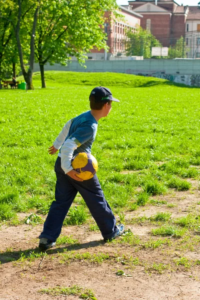 Barn med en boll — Stockfoto