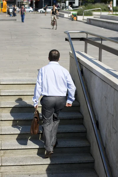 Podnikatel jít nahoru po schodech — Stock fotografie