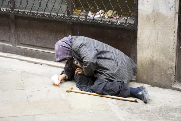 Oudere vrouw dakloze — Stockfoto
