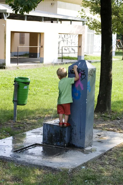 Barn bredvid fontänen — Stockfoto