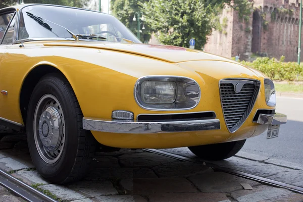 Sarı eski model araba — Stok fotoğraf