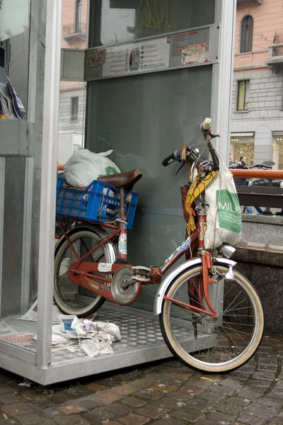 Fahrrad in einer Telefonzelle — Stockfoto