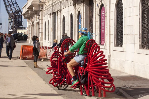 Kırmızı tüpleri ile kaplı Bisiklet — Stok fotoğraf