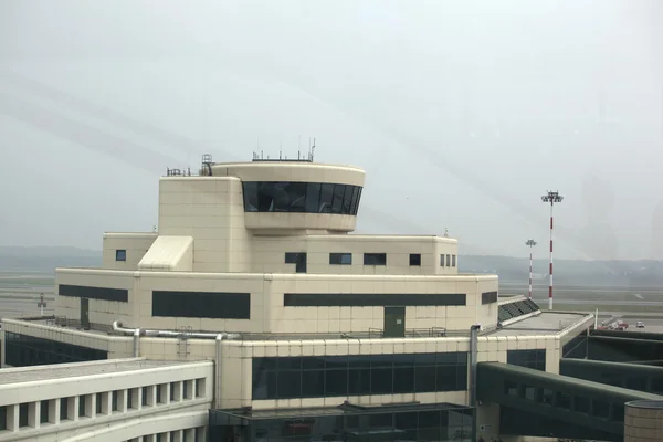 Torre de controle no aeroporto — Fotografia de Stock