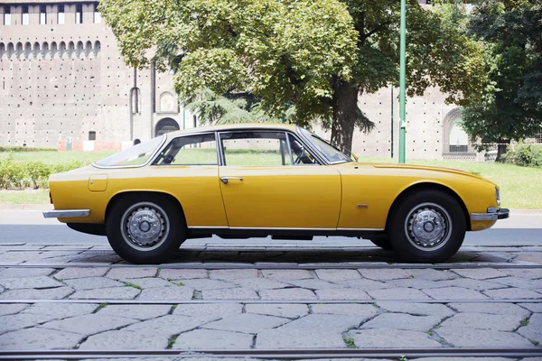Żółty samochód starodawny — Zdjęcie stockowe