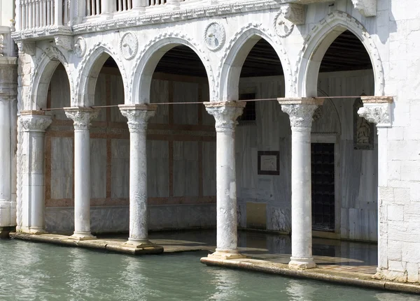 Typiska venetianska colonnade, Venedig — Stockfoto