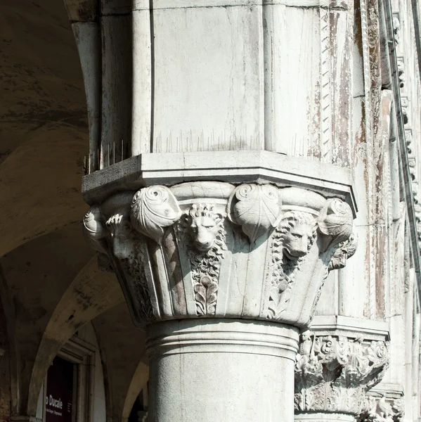 ヴェネツィアのコリント式の柱 — ストック写真