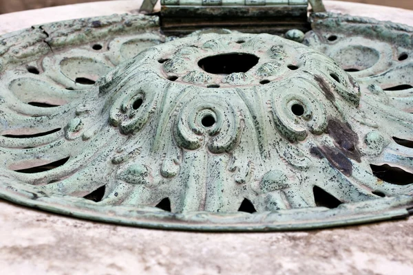 Деталь венецианского колодца — стоковое фото