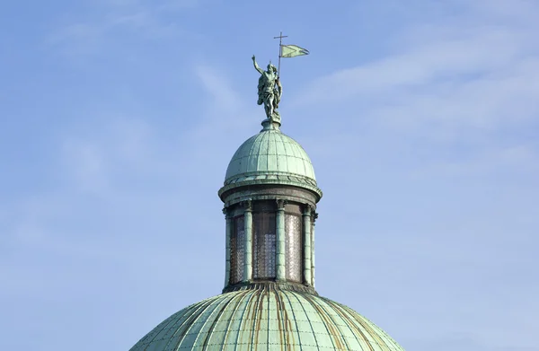 Купол церкви в Венеции — стоковое фото